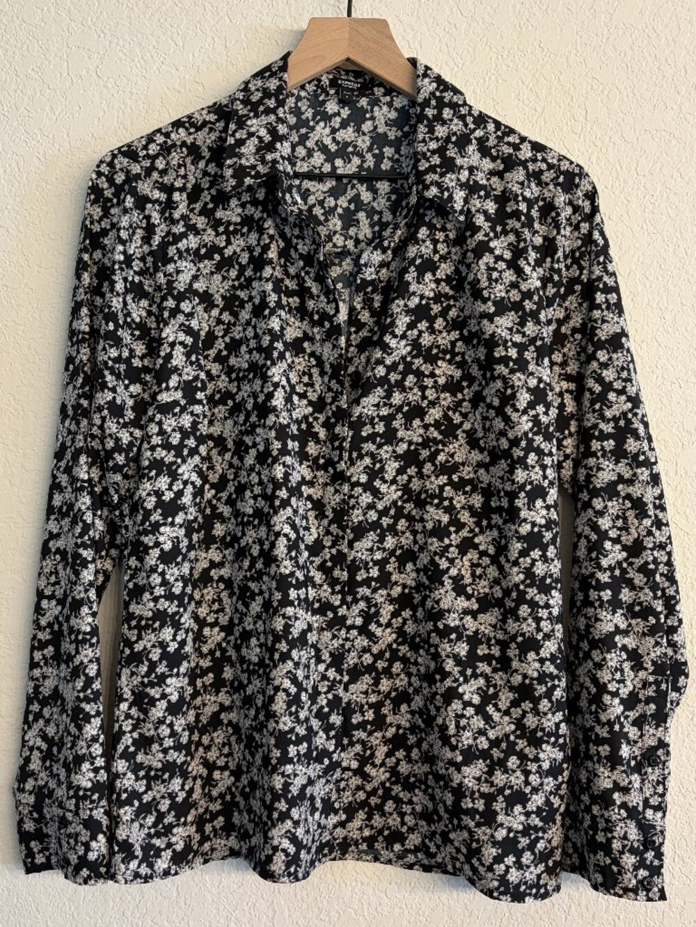 Express Portofino Shirt Size M Black White Floral Print Blouse